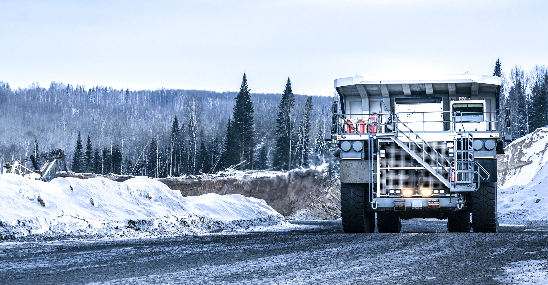 Mining Truck oder Haul Truck oder Muldenkipper im Einsatz in einer Mine im Winter